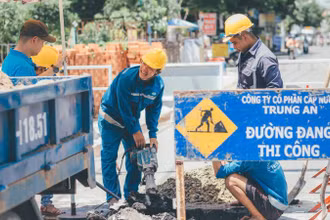 Công ty Cổ phần Cấp nước Trung An thi công hệ thống cấp nước trên địa bàn Thành phố Hồ Chí Minh. (Ảnh: QUÝ HIỀN)