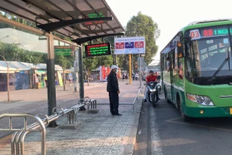 Hành khách đi xe buýt dịp Quốc khánh 2/9 được tặng cờ Tổ quốc và miễn vé (Ảnh: QUÝ HIỀN)