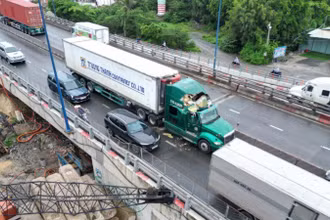 Sự cố sập cần cẩu công trình xây dựng nút giao thông Mỹ Thủy tại phường Cát Lái-Thạnh Mỹ Lợi, thành phố Thủ Đức. (Ảnh: THẾ ANH)