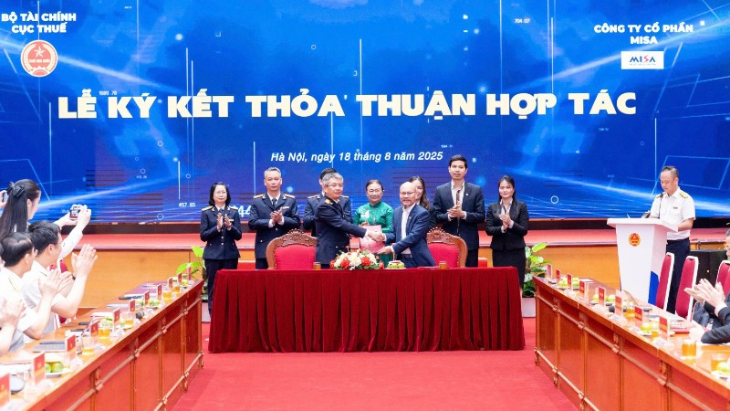 Cục Thuế và Công ty Cổ phần MISA đã ký kết biên bản hợp tác chiến lược nhằm phối hợp triển khai, vận hành và phát triển Cổng thông tin thuế hỗ trợ doanh nhân. (Ảnh: MINH PHƯƠNG)