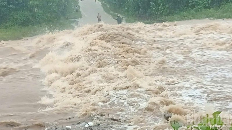 Nước lũ cuồn cuộn đổ về tại một ngầm tràn trên địa bàn xã Hướng Phùng, tỉnh Quảng Trị.