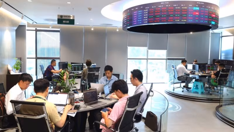 Hệ thống giao dịch chứng khoán đang được đầu tư, hiện đại hóa để đáp ứng khối lượng giao dịch ngày càng lớn. (Ảnh: BÁO NHÂN DÂN)