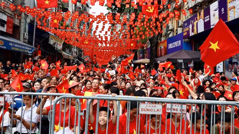 Theo Nghị quyết số 263/NQ-CP mỗi công dân được tặng quà trị giá 100.000 đồng/người, bằng tiền. (Ảnh: BÁO NHÂN DÂN)