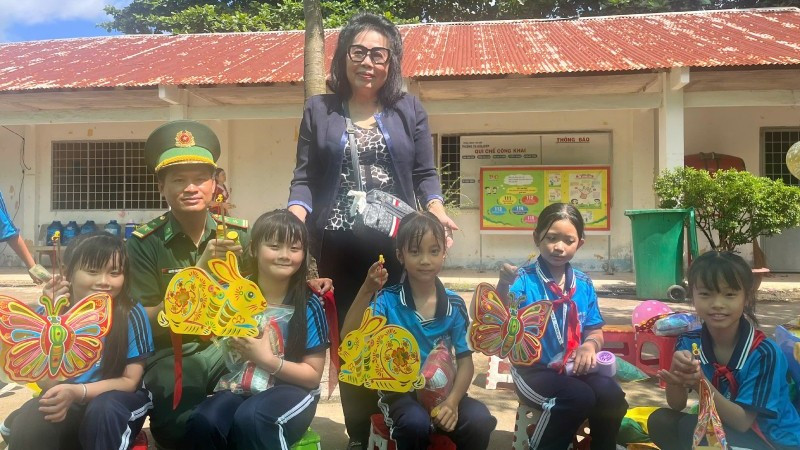 Anh hùng Lao động Dương Tú Trinh, đảng viên 30 năm tuổi Đảng (Đảng bộ phường Diên Hồng) tặng quà Trung thu cho các em thiếu nhi tỉnh Tây Ninh.