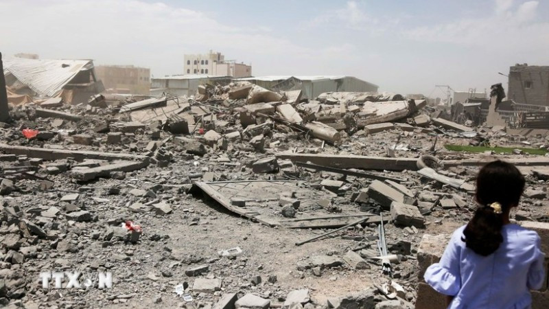 Cảnh đổ nát sau vụ không kích của Mỹ tại Sanaa, Yemen. (Ảnh: THX/TTXVN) 