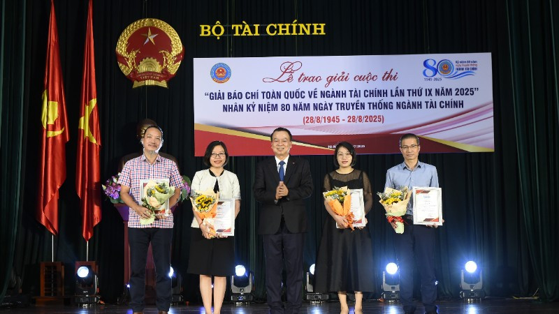 Báo Nhân Dân vinh dự được nhận giải A Giải báo chí toàn quốc về ngành Tài chính lần thứ IX năm 2025 cho tác phẩm: “Nâng hạng thị trường chứng khoán Việt Nam: Từ cam kết đến thực thi”. (Ảnh: HOÀI PHƯƠNG)