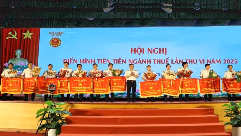 Cục trưởng Mai Xuân Thành trao tặng Cờ thi đua của Bộ Tài chính cho các tập thể xuất sắc của ngành Thuế. 