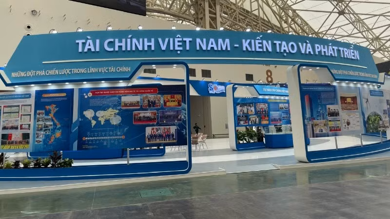 Không gian trưng bày của Bộ Tài chính được thiết kế khoa học và hiện đại, tái hiện sinh động hành trình 80 năm hình thành và phát triển của ngành Tài chính Việt Nam.