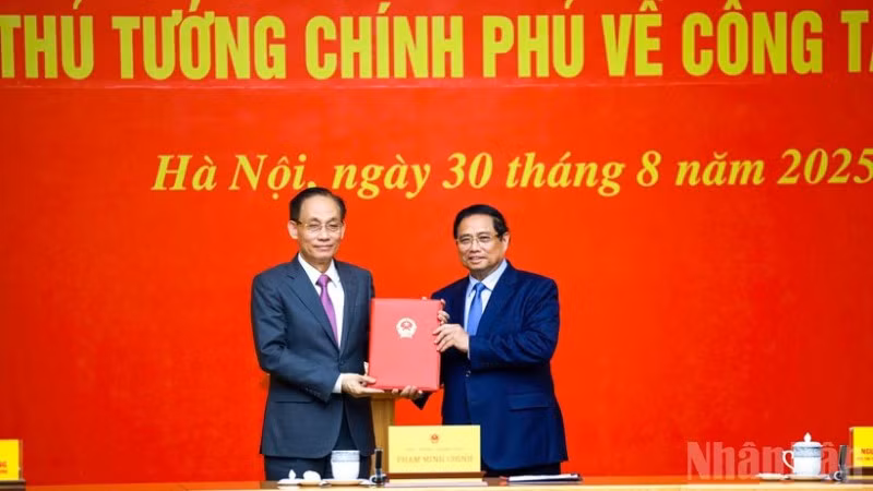 Thủ tướng Phạm Minh Chính trao quyết định tiếp nhận đồng chí Lê Hoài Trung, Bí thư Trung ương Đảng, Chánh Văn phòng Trung ương Đảng, về công tác tại Bộ Ngoại giao, giao Quyền Bộ trưởng Bộ Ngoại giao. (Ảnh: Trần Hải)