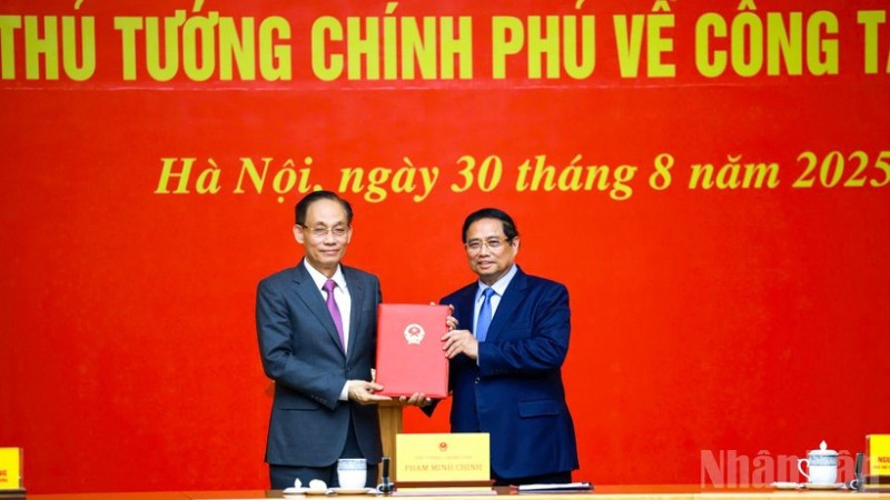 Thủ tướng Phạm Minh Chính trao quyết định tiếp nhận đồng chí Lê Hoài Trung, Bí thư Trung ương Đảng, Chánh Văn phòng Trung ương Đảng, về công tác tại Bộ Ngoại giao, giao Quyền Bộ trưởng Bộ Ngoại giao. (Ảnh: Trần Hải)
