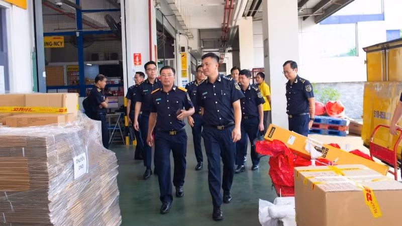 Từ 1/8, cơ quan Hải quan sẽ chính thức triển khai thu thuế giá trị gia tăng tự động trên hệ thống đối với hàng hóa nhập khẩu có giá trị thấp (dưới 1 triệu đồng) gửi qua dịch vụ chuyển phát nhanh. (Ảnh: CHQ)
