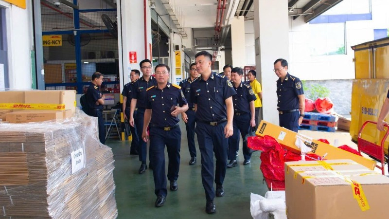 Từ 1/8, cơ quan Hải quan sẽ chính thức triển khai thu thuế giá trị gia tăng tự động trên hệ thống đối với hàng hóa nhập khẩu có giá trị thấp (dưới 1 triệu đồng) gửi qua dịch vụ chuyển phát nhanh. (Ảnh: CHQ)