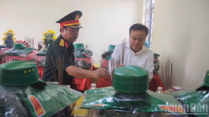 Phó Chủ tịch Ủy ban nhân dân tỉnh Quảng Trị Lê Đức Tiến cùng Đại tá Lê Hồng Việt, Chính ủy Bộ Chỉ huy quân sự tỉnh Quảng Trị dâng hương tri ân các anh hùng liệt sĩ.