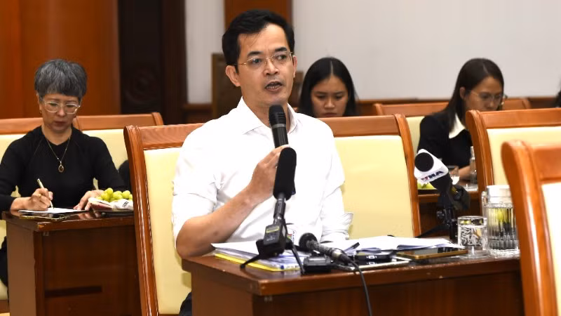 Ông Trương Bá Tuấn, Phó Cục trưởng Cục Quản lý, giám sát chính sách thuế, phí và lệ phí (Bộ Tài chính) trao đổi với báo chí tại buổi họp báo. (Ảnh: BTC)