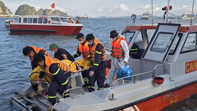 Vụ lật tàu dịch vụ du lịch Vịnh Xanh 58 khiến 39 người thiệt mạng và 10 người được cứu sống, gây thiệt hại nặng nề về người và tài sản. (Ảnh: BÁO NHÂN DÂN)