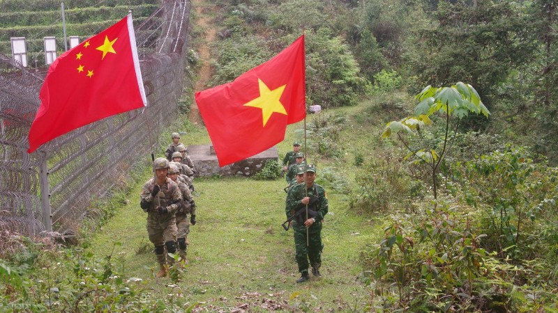 Toàn cảnh đội hình tuần tra song phương tại cột mốc 360.