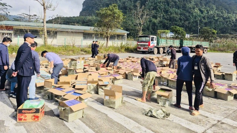 Lực lượng hải quan kiểm tra, phân loại tang vật vi phạm trong vụ vận chuyển trái phép thuốc lá điện tử qua tuyến quá cảnh.