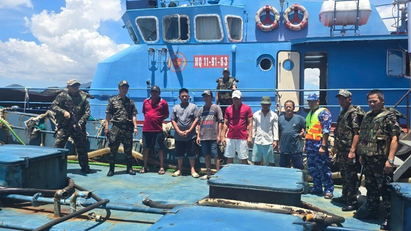 Lực lượng hải quan phối hợp bắt giữ một vụ vận chuyển trái phép dầu D.O trên biển. (Ảnh: CHQ)