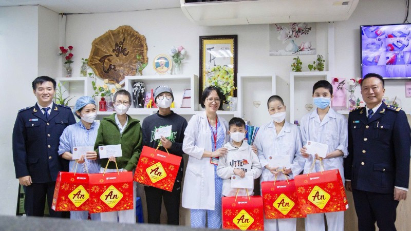 Đại diện Chi cục Điều tra chống buôn lậu đã tới thăm hỏi, động viên và trao quà cho các bệnh nhi đang điều trị nội trú dài ngày tại Khoa Nhi - Bệnh viện K Tân Triều.