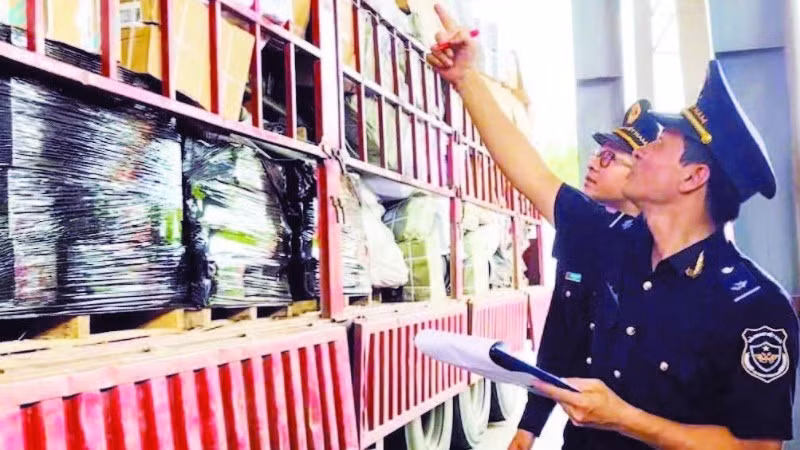 Hải quan triển khai trực 24/7 để giải quyết nhanh thủ tục thông quan hàng hóa xuất khẩu, nhập khẩu trong đợt cao điểm sát Tết.