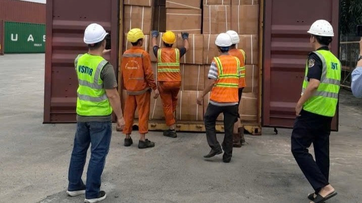 Lô hàng thuốc lá điếu nhãn hiệu Lambert & Butler được chứa trong container số MSCU5479973 đang được lực lượng hải quan kiểm tra. (Ảnh: CHQ)