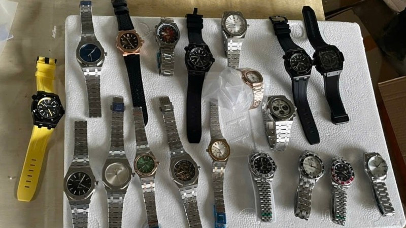 Lô hàng đồng hồ quá cảnh từ Trung Quốc đi Lào nghi xâm phạm quyền sở hữu trí tuệ tại cửa khẩu quốc tế Trà Lĩnh.