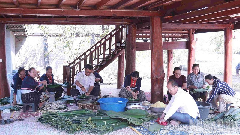 Gia đình Thượng tướng Souvon Leuangbounmi quây quần gói bánh chưng ngày Tết. (Ảnh: Duy Toàn)