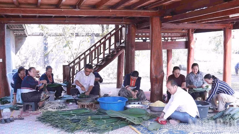 Gia đình Thượng tướng Souvon Leuangbounmi quây quần gói bánh chưng ngày Tết. (Ảnh: Duy Toàn)