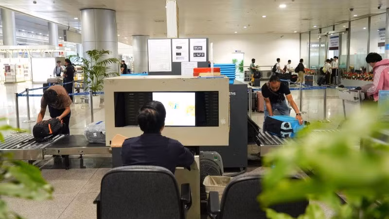 Lực lượng hải quan kiểm tra, kiểm soát hàng hóa tại sân bay.