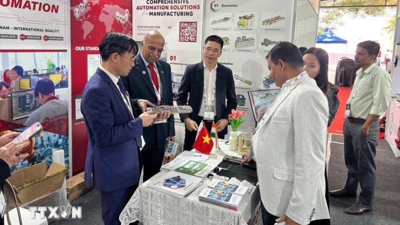 Tham tán Thương mại Đại sứ quán Việt Nam tại Ấn Độ, ông Bùi Trung Thướng (thứ nhất bên trái) và Lãnh sự Danh dự Việt Nam tại Bangalore - ông N. Srinivasa Murthy tham quan gian hàng Việt Nam. (Ảnh do Thương vụ Việt Nam cung cấp/TTXVN phát)