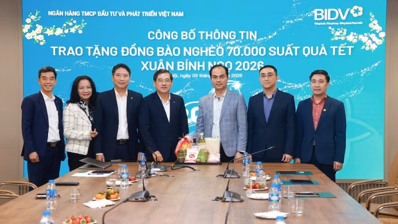 Đại diện BIDV cùng Mặt trận Tổ quốc Việt Nam tại buổi công bố thông tin trao tặng đồng bào nghèo 70.000 phần quà Tết nhân dịp Xuân Bính Ngọ 2026.