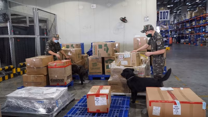 Lực lượng hải quan tăng cường kiểm tra, kiểm soát hàng hóa tại cửa khẩu. 