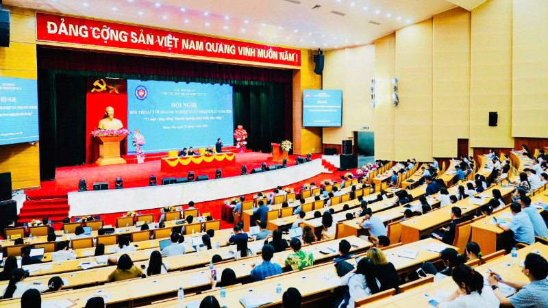 Hội nghị đối thoại Hải quan-Doanh nghiệp năm 2026 tại Hưng Yên thu hút hơn 170 doanh nghiệp xuất nhập khẩu tham dự.