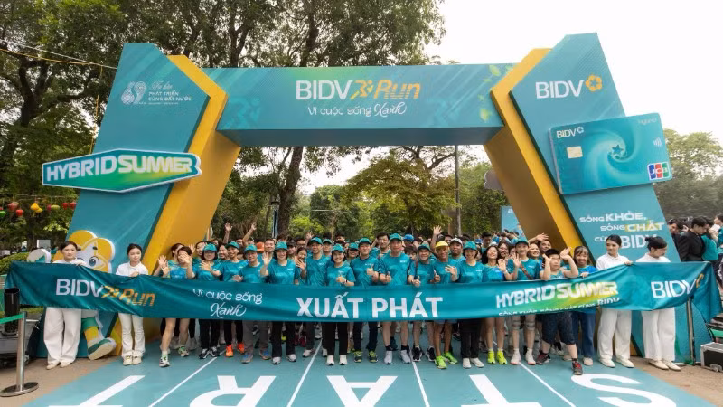 Đông đảo người tham gia tại điểm xuất phát giải chạy thiện nguyện trực tuyến do BIDV phát động. 