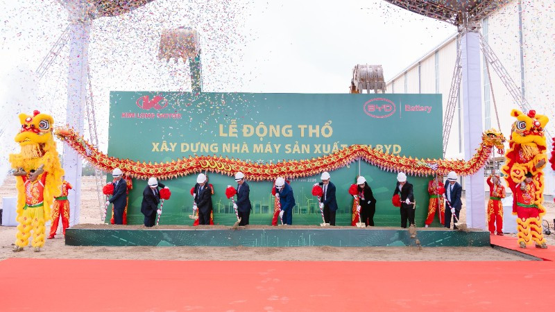Các đại biểu thực hiện nghi thức động thổ xây dựng nhà máy sản xuất pin BYD. (Ảnh: Kim Long Motor)