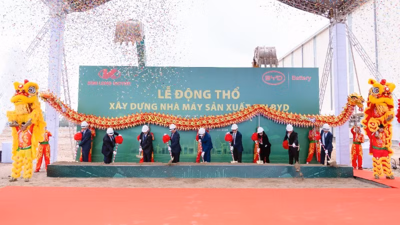 Các đại biểu thực hiện nghi thức động thổ xây dựng nhà máy sản xuất pin BYD. (Ảnh: Kim Long Motor)
