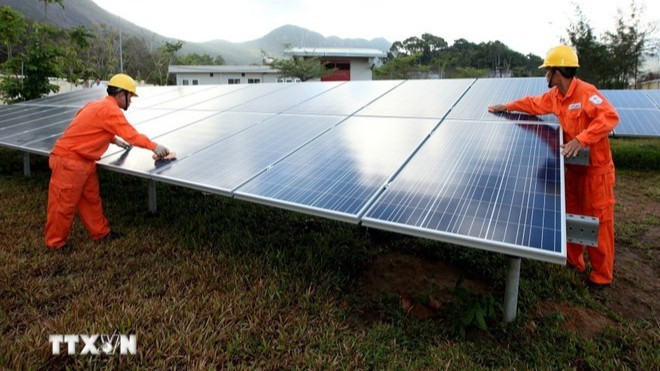 Nhà máy điện mặt trời đầu tiên tại Côn Đảo (Bà Rịa-Vũng Tàu) thuộc Dự án "Thúc đẩy phát triển điện mặt trời tại Việt Nam" trị giá 140.000 euro trong tổng giá trị 1 triệu euro, do Chính phủ Tây Ban Nha viện trợ không hoàn lại, góp phần nâng cao tỷ trọng nguồn năng lượng tái tạo tại Việt Nam. (Ảnh: TTXVN) 