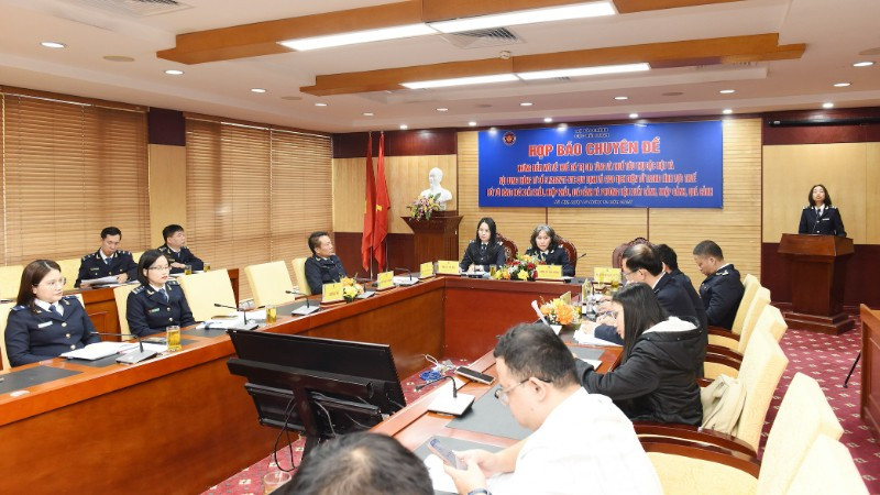 Toàn cảnh buổi họp báo. 