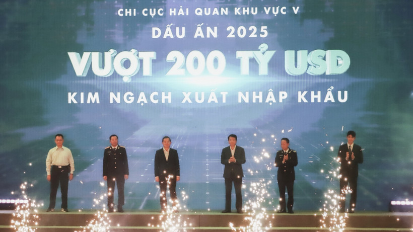 Chi cục Hải quan khu vực V thực hiện nghi thức ghi dấu mốc kim ngạch xuất nhập khẩu vượt 200 tỷ USD trong năm 2025. 