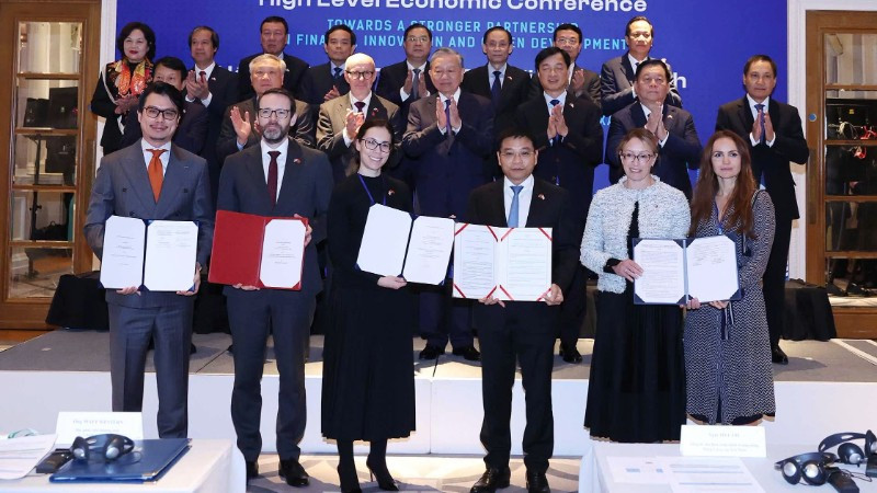 Dưới sự chứng kiến của Tổng Bí thư Tô Lâm, Bộ trưởng Tài chính Nguyễn Văn Thắng đã trao các văn kiện hợp tác với các đối tác nước Anh.