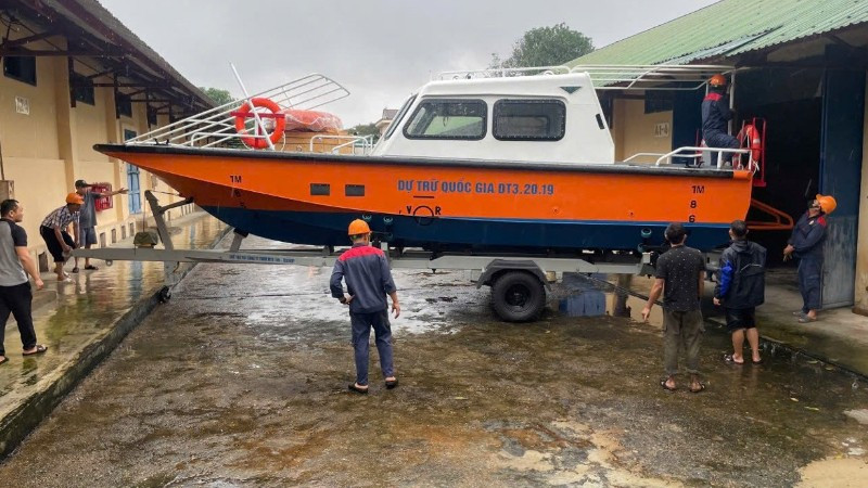 Chi cục Dự trữ Nhà nước khu vực IX tổ chức bàn giao 01 bộ xuồng cao tốc loại DT3 cho Ủy ban nhân dân thành phố Huế phục vụ công tác phòng, chống thiên tai và tìm kiếm cứu nạn. (Ảnh: CDT)