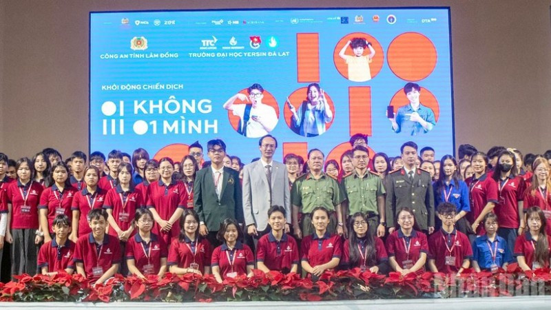 Công an tỉnh Lâm Đồng và Trường Đại học Yersin Đà Lạt tổ chức chương trình “không một mình-cùng nhau an toàn trực tuyến”.