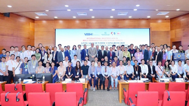 Chuyên gia, nhà khoa học trong nước và quốc tế dự Hội nghị khoa học tại Bệnh viện đại học Y dược Thành phố.