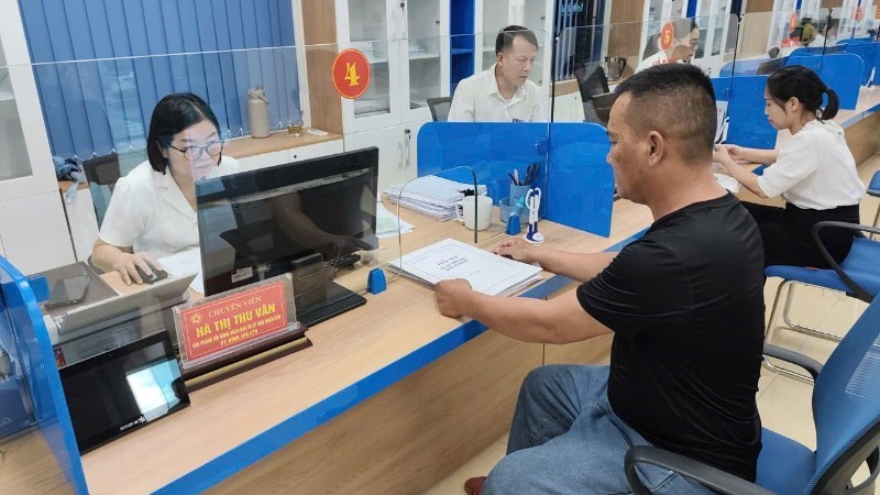 Người có nhu cầu mua tài sản được phát hai Phiếu đăng ký mua theo mẫu thống nhất. 