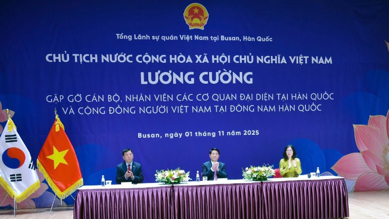 Chủ tịch nước Lương Cường gặp gỡ cán bộ, nhân viên các cơ quan đại diện Việt Nam tại Hàn Quốc và cộng đồng người Việt Nam tại đông nam Hàn Quốc.