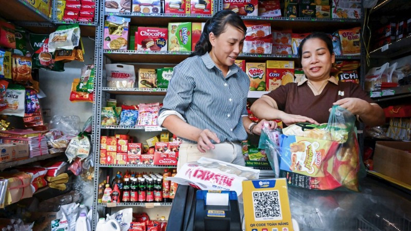 Hộ kinh doanh sử dụng mã QR thanh toán không tiền mặt, góp phần thúc đẩy tài chính toàn diện. (Ảnh: THÀNH ĐẠT) 