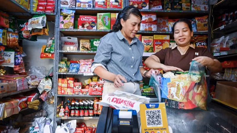 Hộ kinh doanh sử dụng mã QR thanh toán không tiền mặt, góp phần thúc đẩy tài chính toàn diện. (Ảnh: THÀNH ĐẠT) 