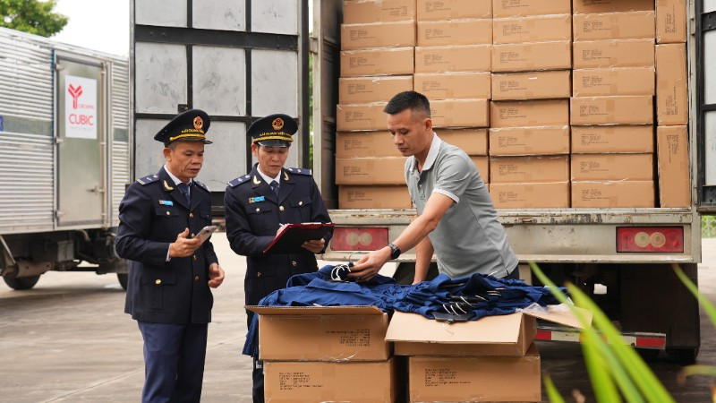 Lực lượng hải quan thực hiện kiểm tra thực tế hàng hóa theo quy định. (Ảnh: Cục Hải quan)