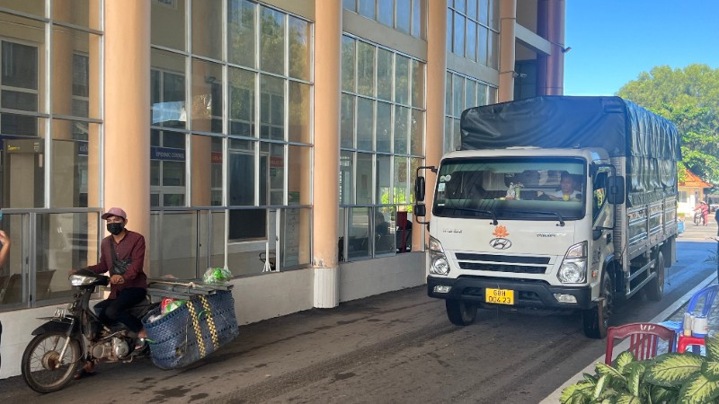 Hoạt động thông quan tại Cửa khẩu quốc tế Hà Tiên, điểm kết nối quan trọng trong thương mại Việt Nam-Campuchia. (Ảnh: MINH PHƯƠNG)