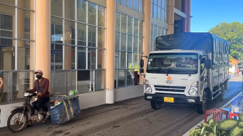 Hoạt động thông quan tại Cửa khẩu quốc tế Hà Tiên, điểm kết nối quan trọng trong thương mại Việt Nam-Campuchia. (Ảnh: MINH PHƯƠNG)